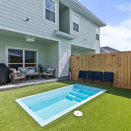 Stylish Townhouse With Bbq, Pool & Near Beach